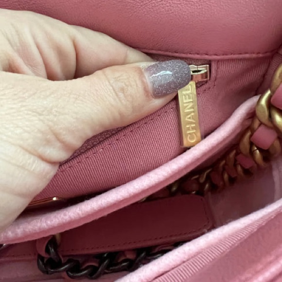 CHANEL 19 BAG (AUTHENTIC) - Picture 5 of 10
